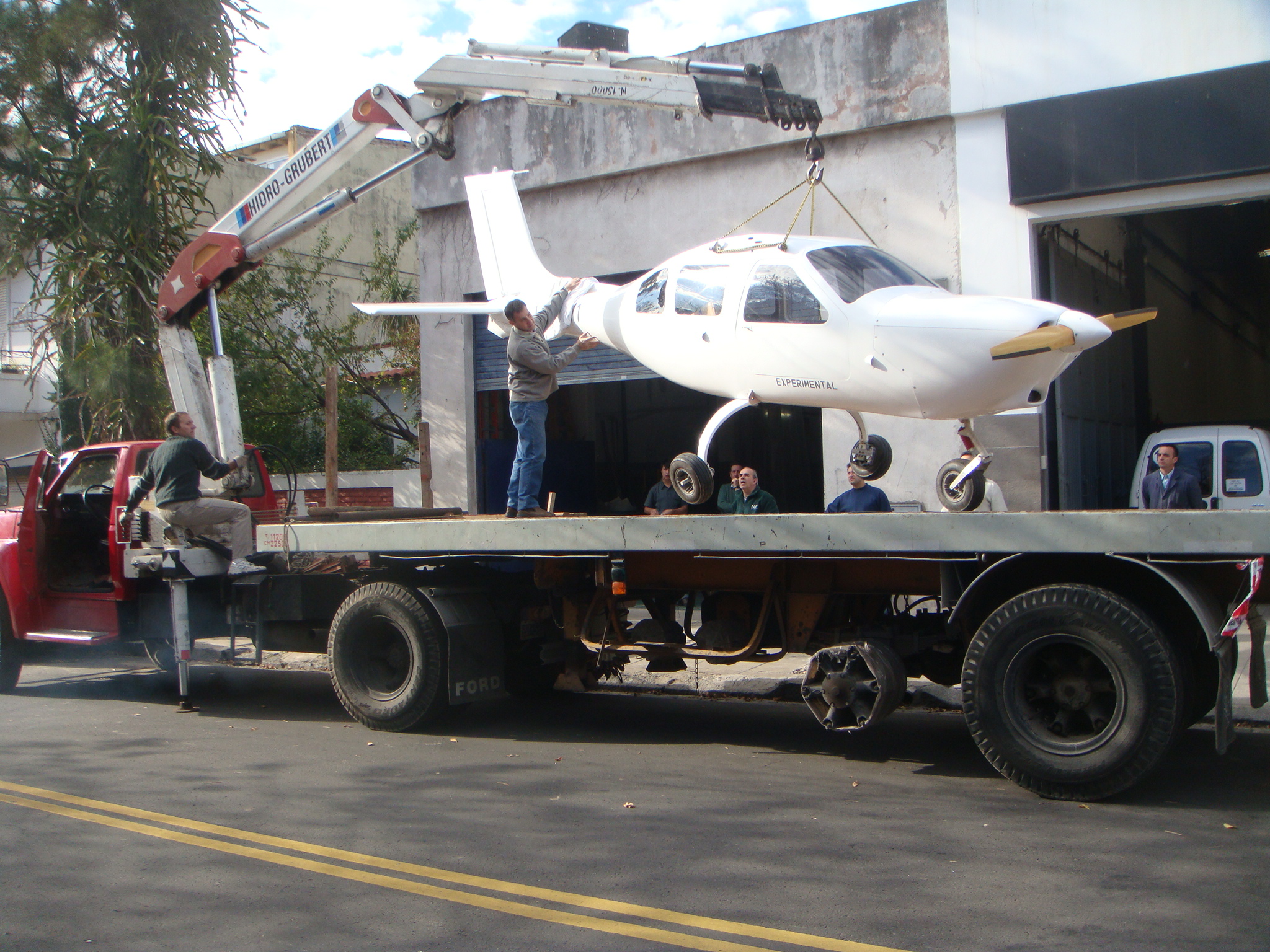 Transporte FBM Traslado de avioneta en camión con hidrogrúa